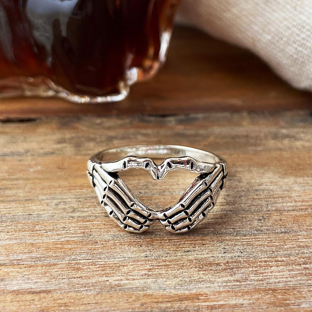 Vintage Fashion Distress Skeleton Hand Heart Gesture Finger Ring Jewelry for Unisex Hip-hop Personality Party Gift