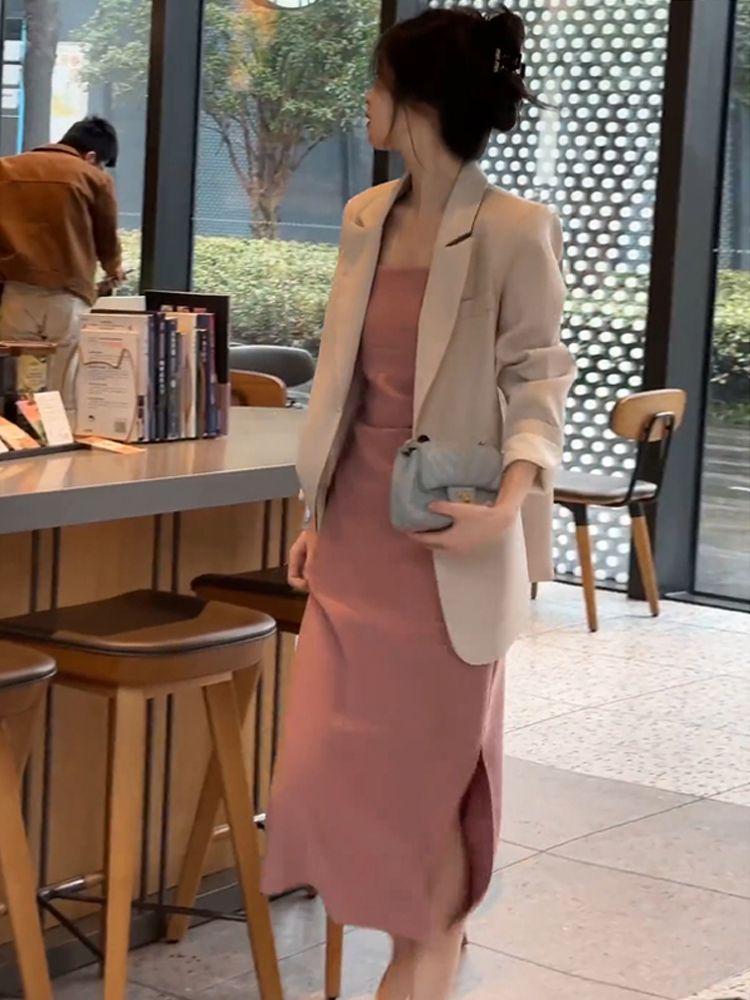 Set chic din două piese pentru socialite toamna: Set Jachetă de Costum și Rochie cu Bretele