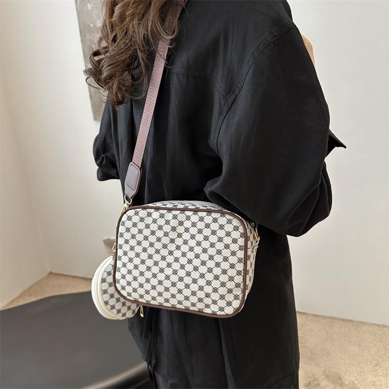 This Year's Popular Fashion Korean Version of Retro Niche Design Commuter Shoulder Messenger Bag Temperament Small Square Bag High Value Women