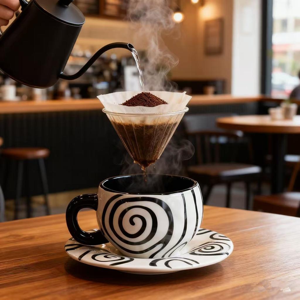 American retro black and white striped hand-painted ceramic coffee cups and saucers, high-value latte cups, niche design cups