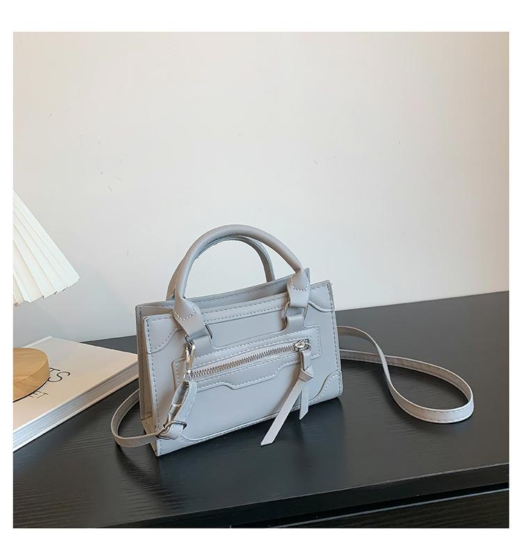 

2025 new Korean version popular versatile fashion foreign style shoulder handbag simple casual texture messenger killer bag серый