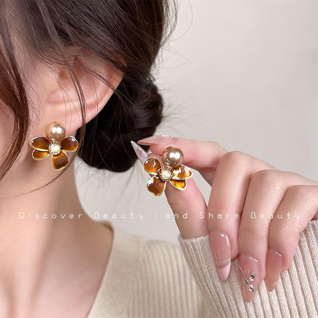 Retro Maillard Gradient Geometric Enamel Stud Earrings: Fashionable, Luxurious, High-End Women's Style