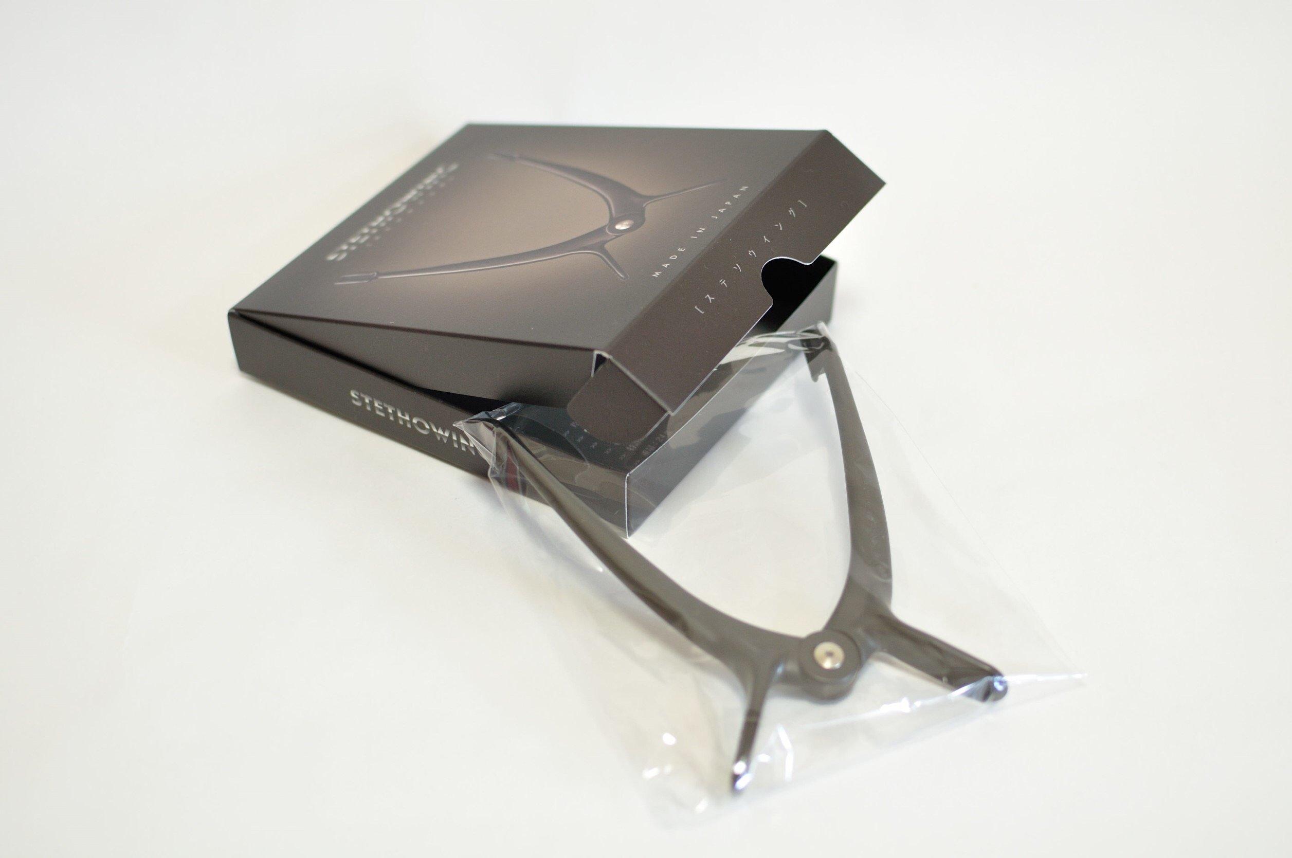 

STETHOWING — это приспособление, которое позволяет использовать ваш текущий стетоскоп одной рукой. чёрный