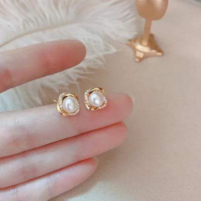 Boucle d'oreille perle d'imitation pour femmes Couleur or Boucles d'oreilles rondes à clous Design coréen délicat irrégulier Bijoux de mode inhabituels 2025