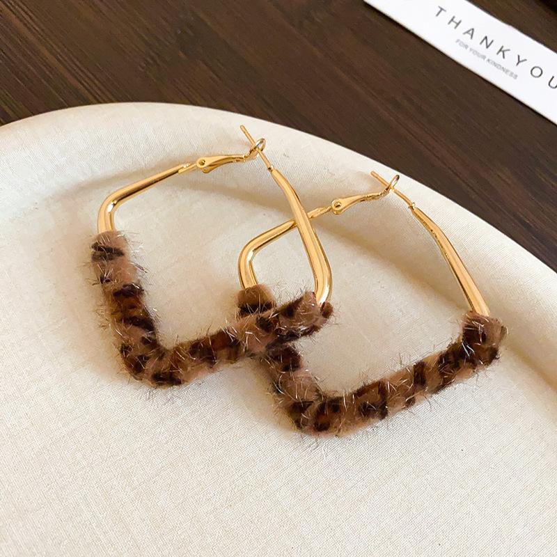 Retro style silver needle leather leopard print geometric circle earrings European and American earrings fashion niche design earrings