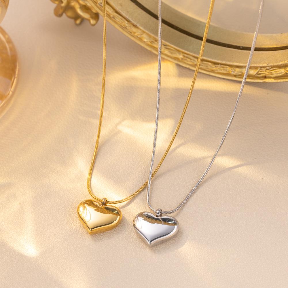 Smooth Love‑Pendant Titanium‑Steel Collarbone Chain, Simple Light‑Luxury Niche Versatile Heart‑Shaped Women Necklace