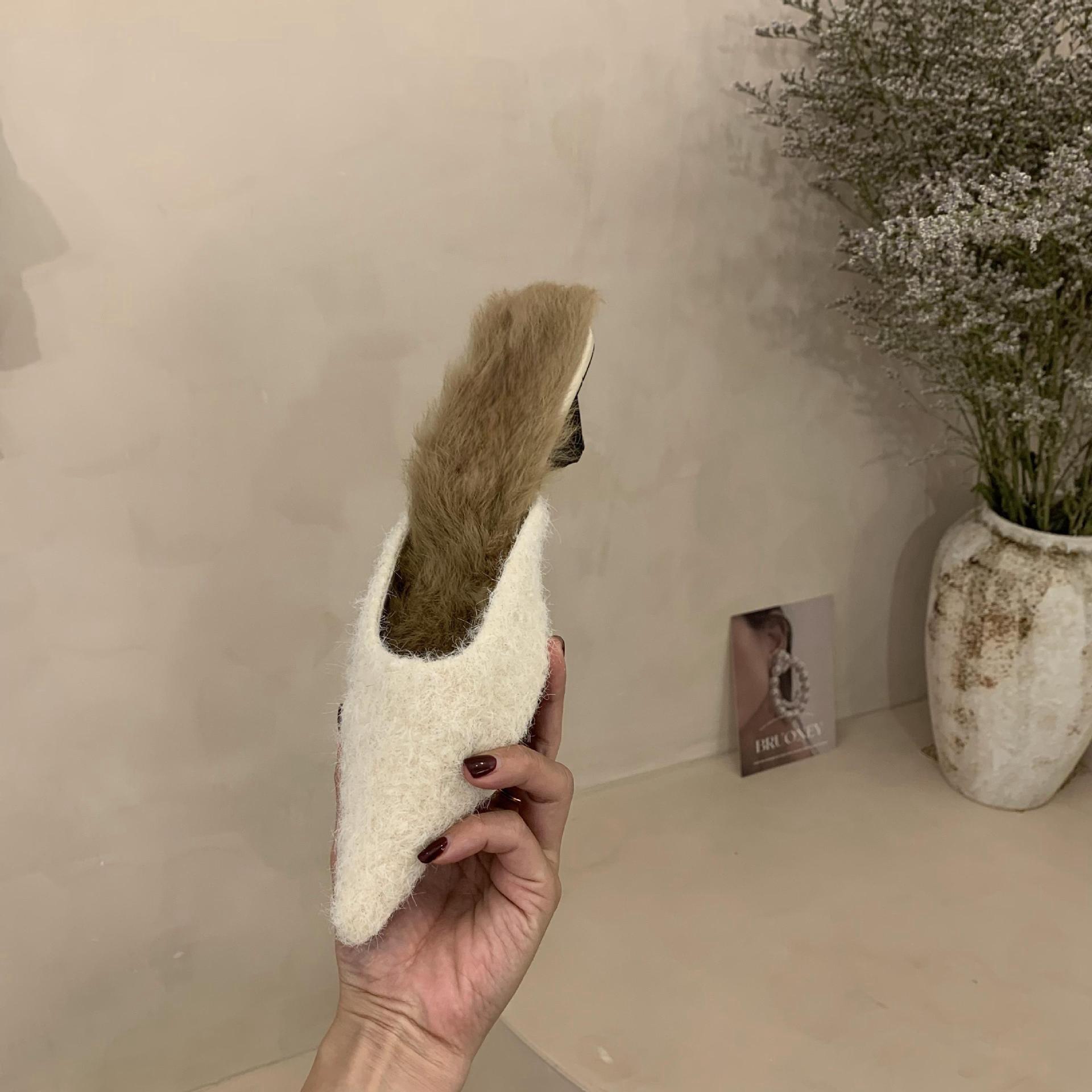 

Французские пушистые туфли на высоком каблуке, классные тапочки, женская одежда, универсальные, остроносые, на шпильке, сумка на голову, полуботинки Muller, сумка на ногу 38 белый