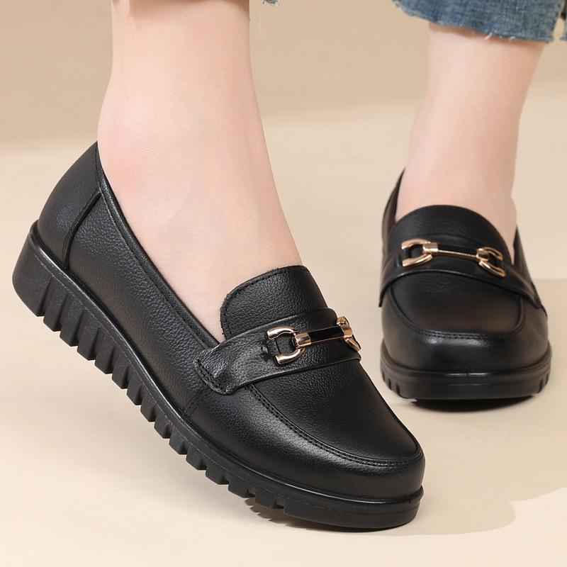 The first layer of cowhide mother shoes for the elderly in autumn, new middle-aged women's shoes, soft-soled non-slip leather shoes, middle-aged an