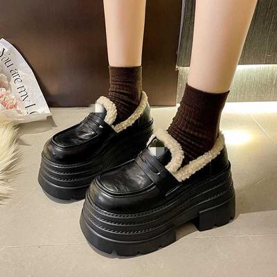 Kleiner Mann mit dicker Sohle und einer Höhe von 8 cm, plüschige und flauschige Einzelschuhe, Muffin und kleine Lederschuhe für Herbst und Winter