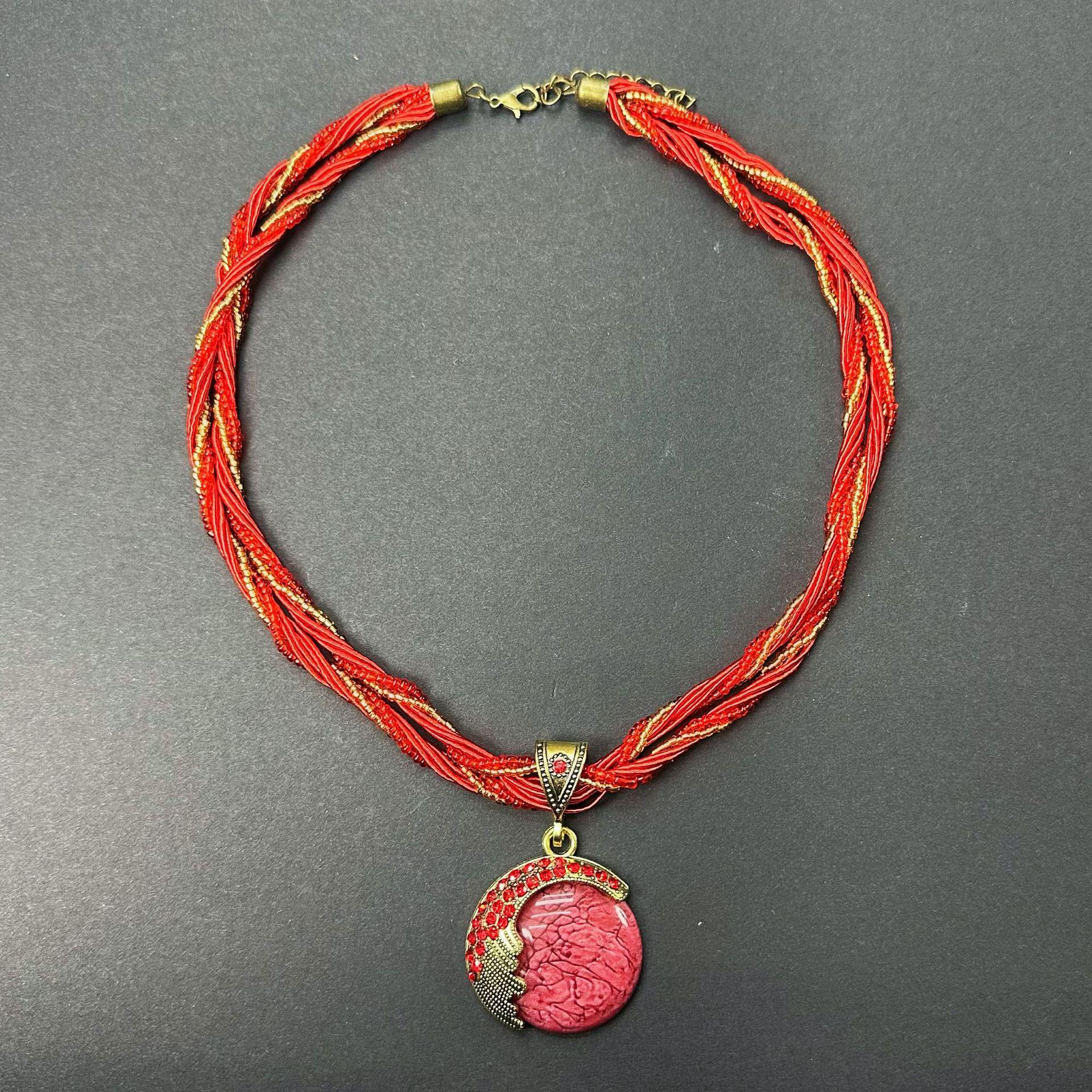Bohemian Style Imitation Gemstone Pendant Necklace with Retro Handmade Beads красный