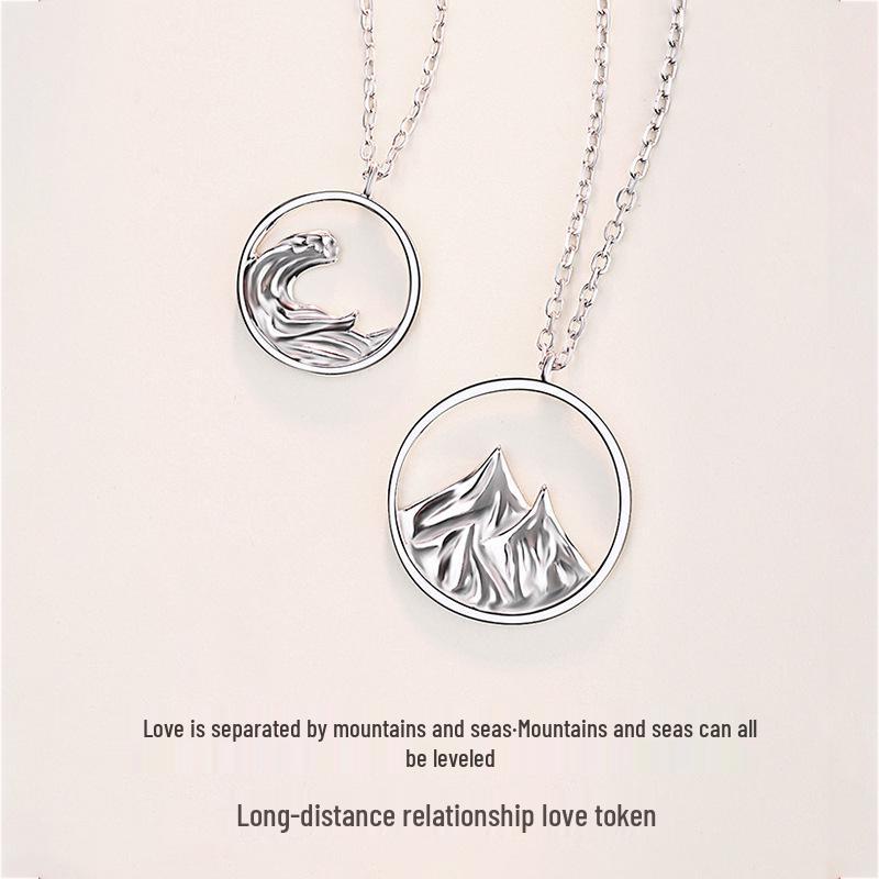 Colar de Prata Amor à Distância: Presente de Natal de um Casal Comemorando o Amor Através de Montanhas e Mares.