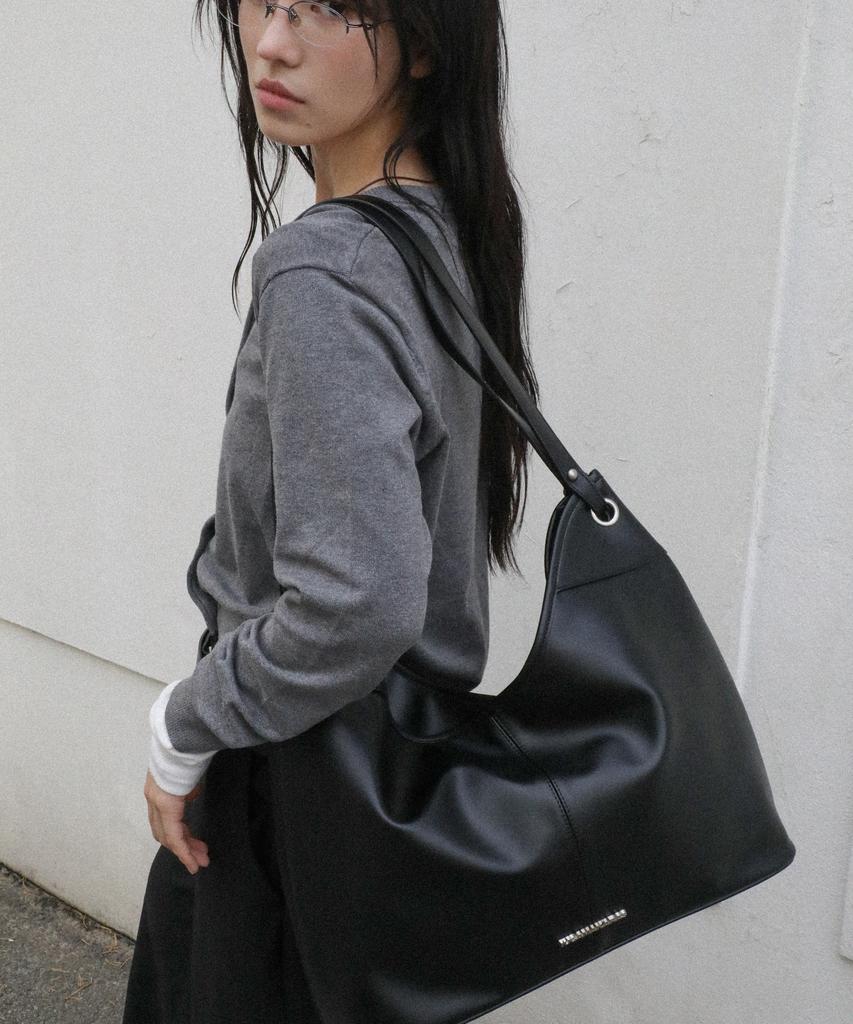 Iugamakaras Essential Hobo Shoulder Bag (Black)
