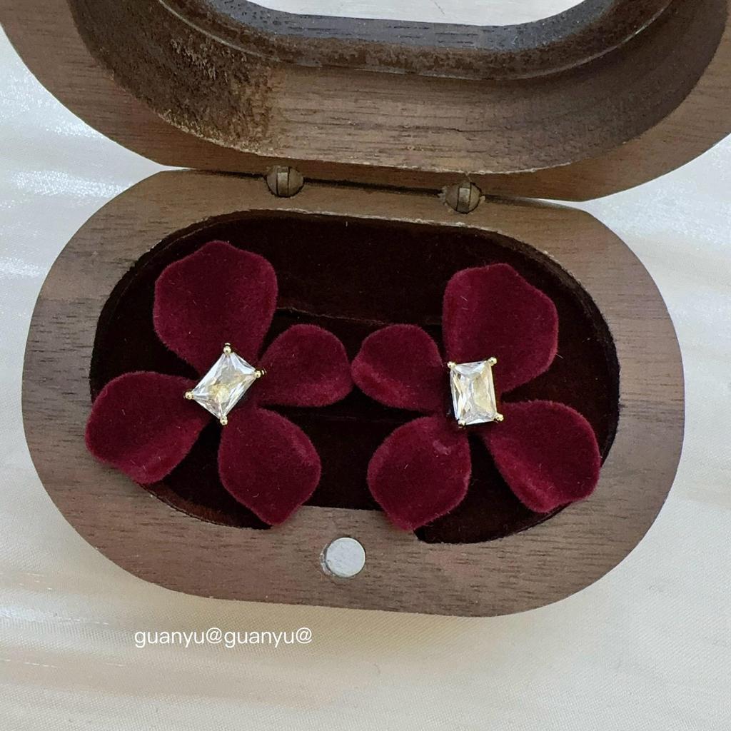 Elegant Zircon Flower Stud Earrings - Niche Style for Women, Versatile for Autumn and Winter