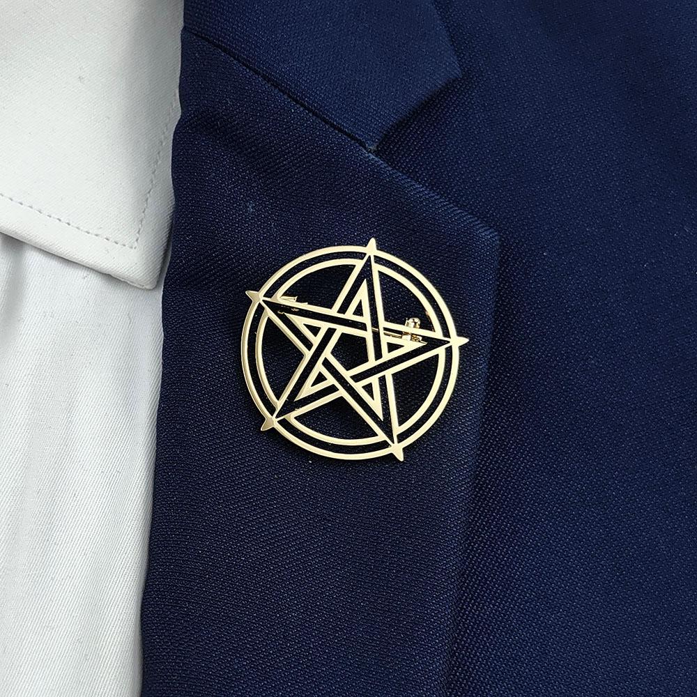 Pentagramserie brosch i rostfritt stål, symboliserar den positiva energin att avvärja ondska, symbol för kulturella slagpåsmycken.
