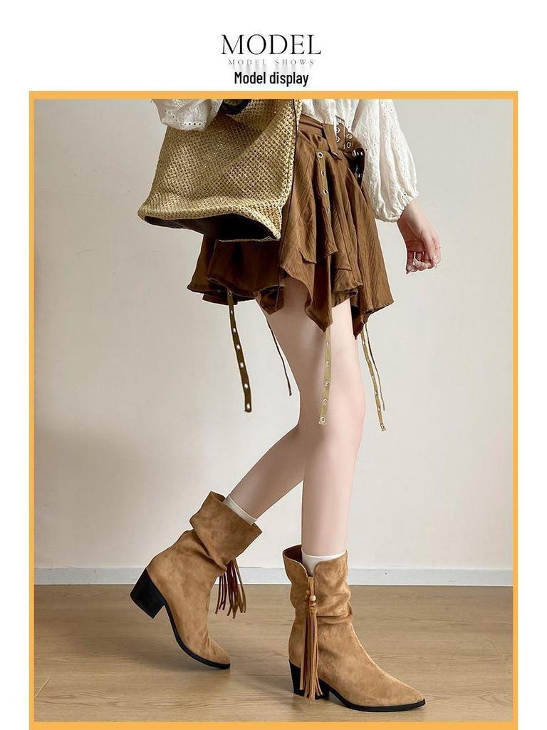 Damskie zamszowe kowbojki do połowy łydki na jesień/zimę 2025 z czubem w szpic, grubym obcasem, frędzlem i marszczeniami.