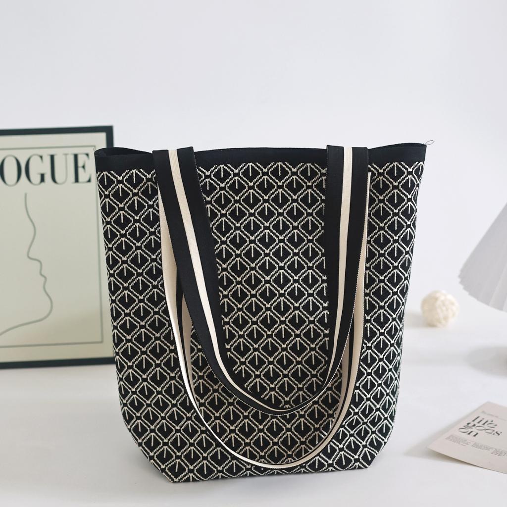 New Women's Knitted Shoulder Bag Large Capacity Bucket Bag for Shopping Commute Crossbody