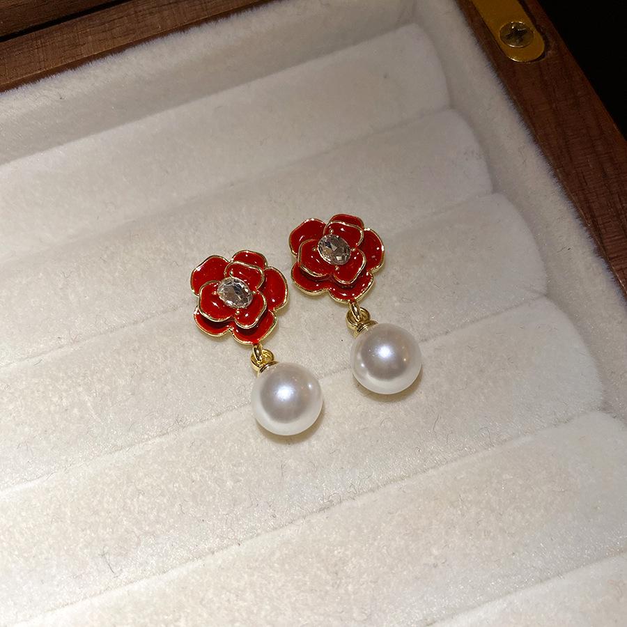 Silver Needle Diamond Pearl Flower Earrings: Retro, High-End Stud Accessories for Women