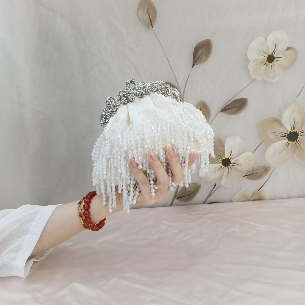 Pochette da sera di lusso con nappe di perline e paillettes con catenina in raso