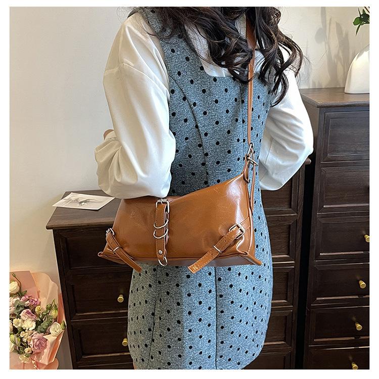 Dámská jednobarevná magnetická spona bagetová crossbody taška volnočasová PU šikmá ramenní taška s nastavitelným popruhem