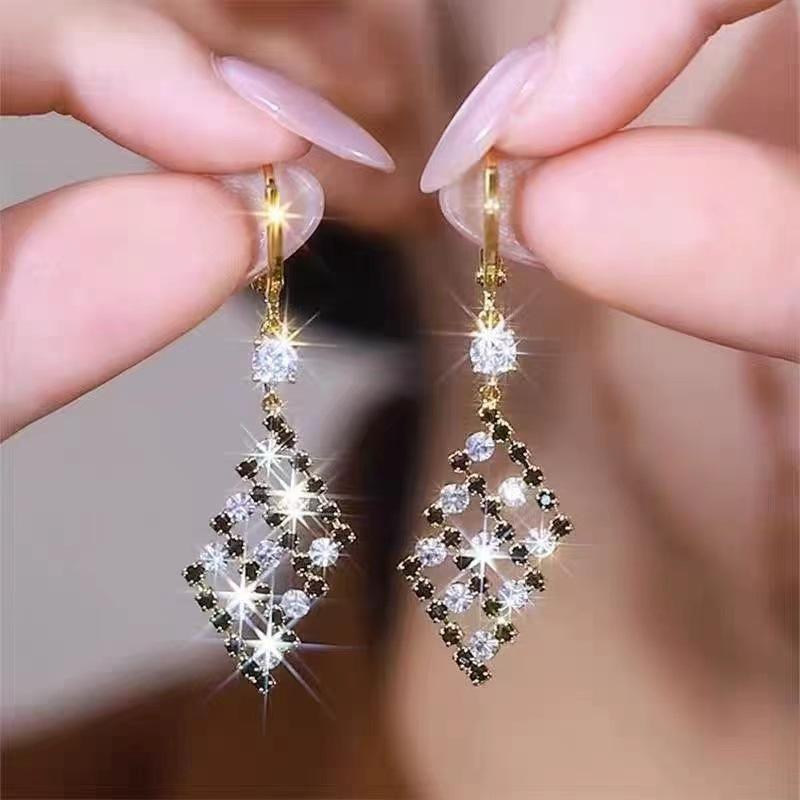 Элегантные черно-белые полые серьги с бриллиантами - Высококлассная осенне-зимняя коллекция