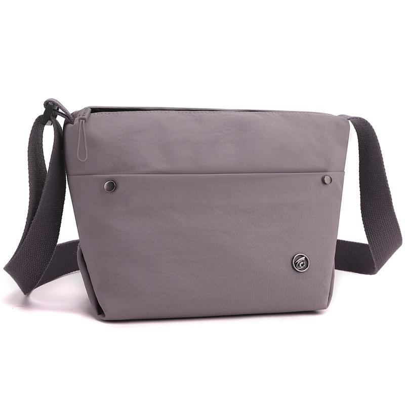 Women's Casual Nylon Crossbody Bag: Large Capacity, Lightweight, Versatile for Travel and Commuting.