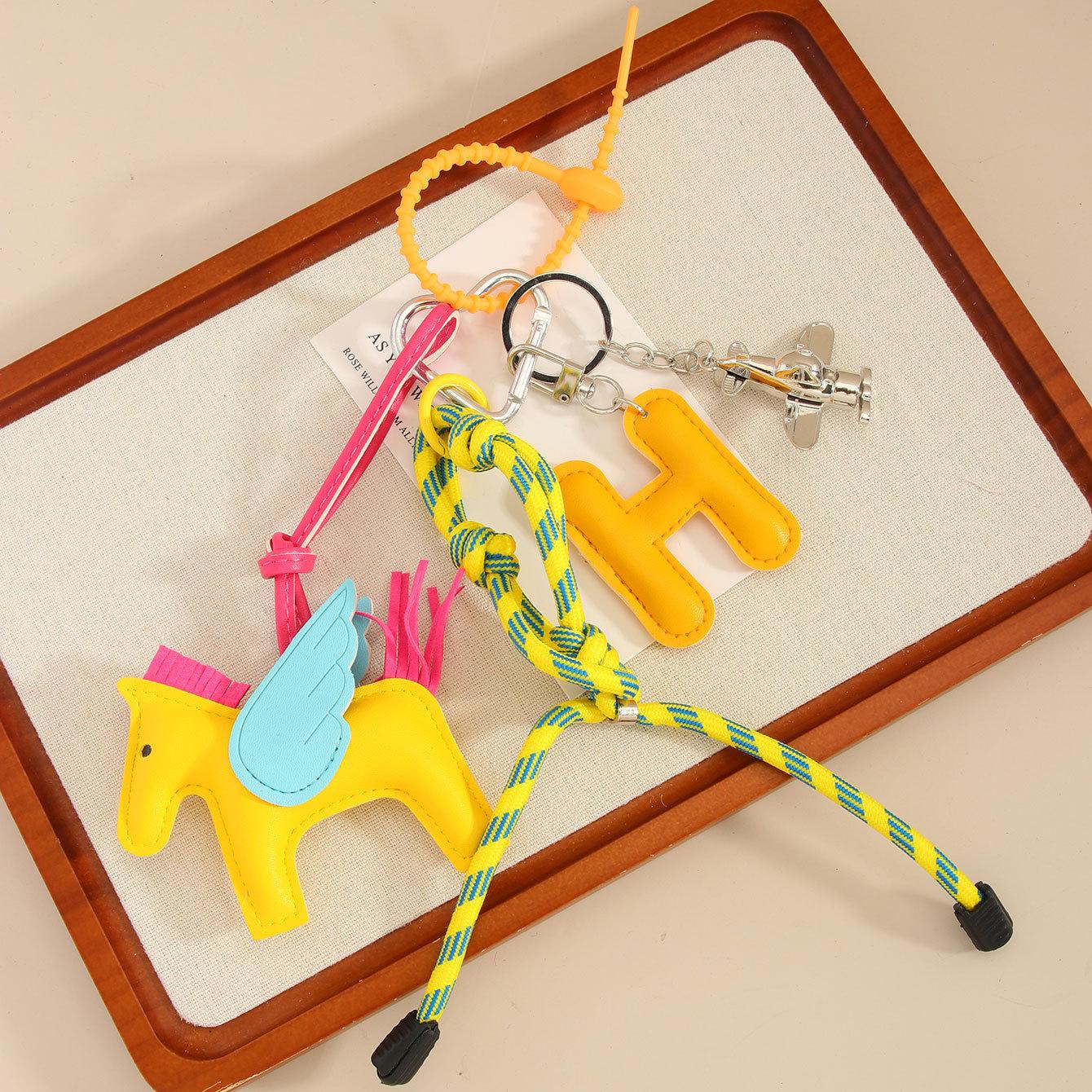 Маленький кулон-подвеска Пегас самолет буква брелок для ключей ремешок подвеска на кожаную сумку кожаный кулон подвеска жёлтый