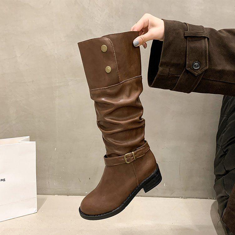 Jesienno-zimowe kozaki za kolano typu slouch z klamrą paska i masywnym obcasem - styl kowbojski