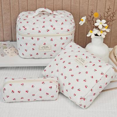 Trousse de maquillage matelassée fraise: Grande Capacité, Portable, Ultra-Léger, Sac de Toilette et de Rangement en Coton pour Femmes