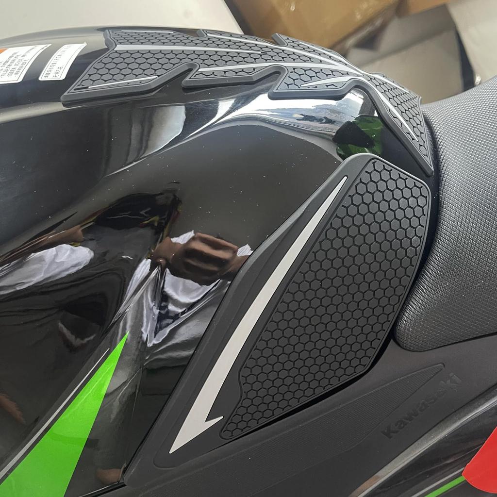 Motorcycle Traction Pads Tank Pads for Kawasaki Ninja 400 Ninja 250 Z250 and Z400 Set of & (2018-2024), (2019-2024), (2019-2024), (2018-2024) (Gray,