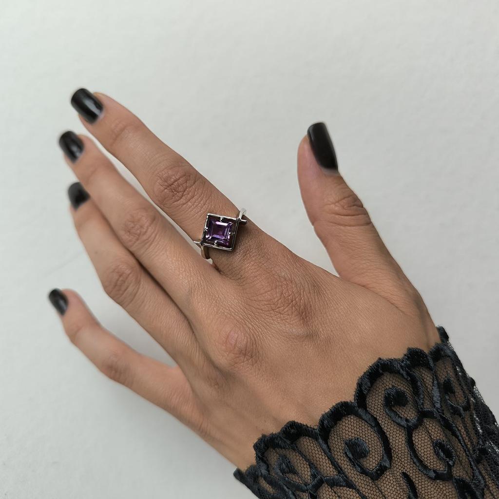 Silver Ring with Alexandrite 2.25ct, Item Weight 3.38 Gr (2187554)