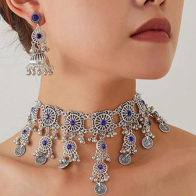 Elegantes Retro-Set aus Halskette und Ohrringen mit Strass-Blumenquasten und Strasssteinen