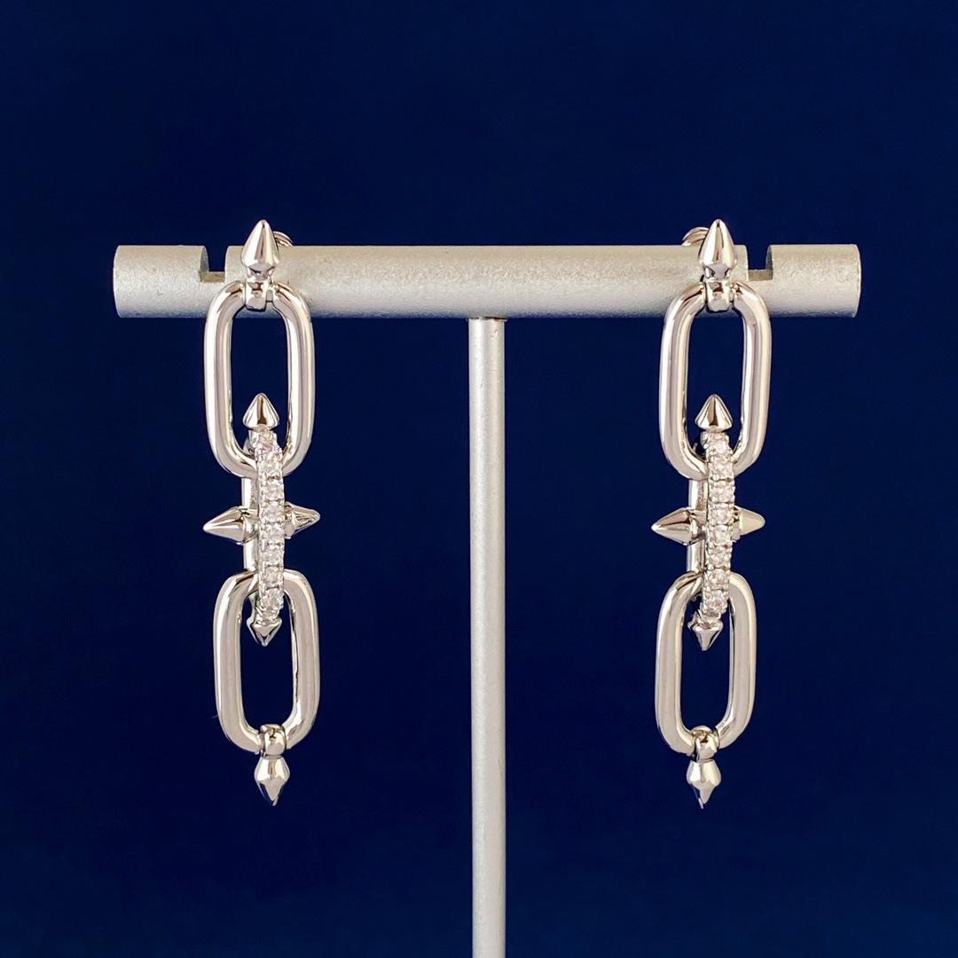 

Серьги-подвески «Трезубец» с глянцевой отделкой, инкрустированные бриллиантами, с акцентами в виде заклепок золотой