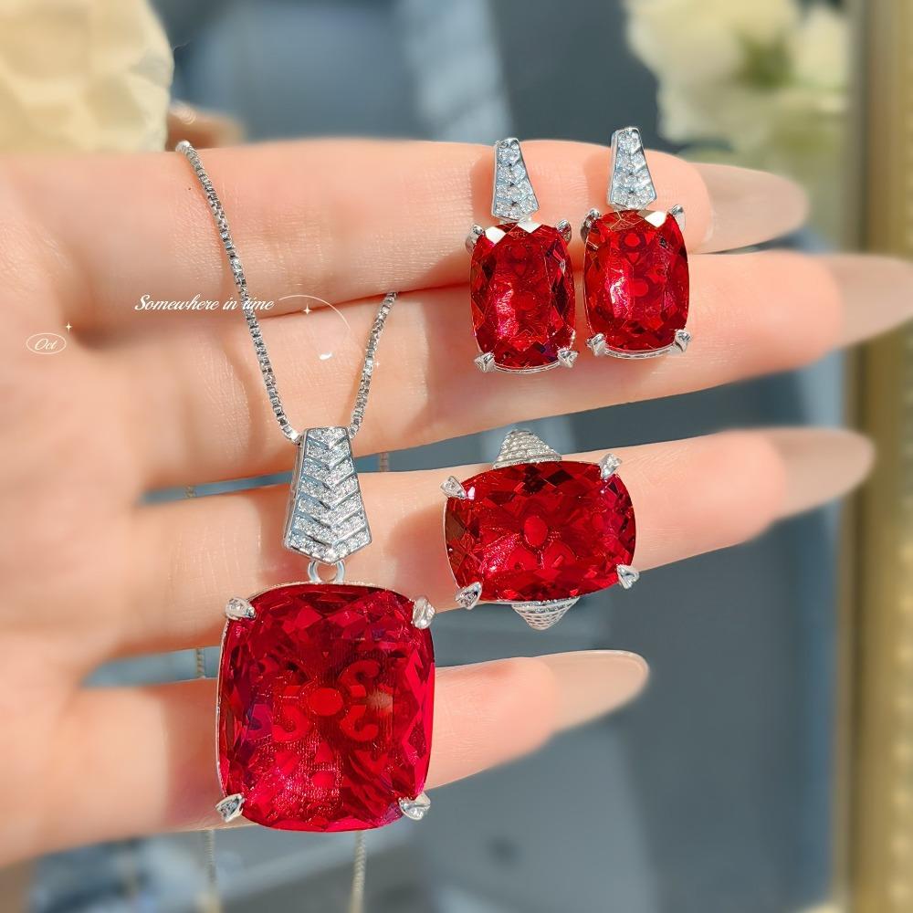 

Роскошный кулон «Голубиная кровь» с крупнокаратным драгоценным камнем, серьги «Параиба», кольцо, комплект с зелеными бриллиантами