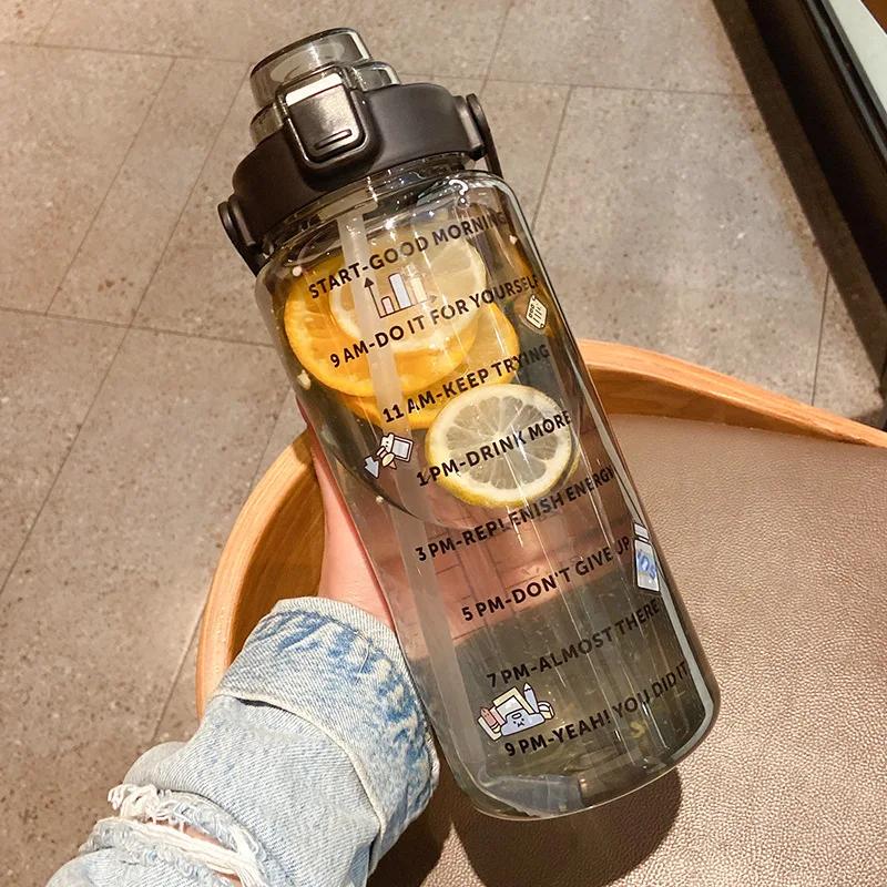 

2 л спортивная бутылка для воды с трубочкой и наклейками портативная большая емкость для фитнеса велосипеда летний кувшин для холодной воды со льдом и маркером времени 2000ml