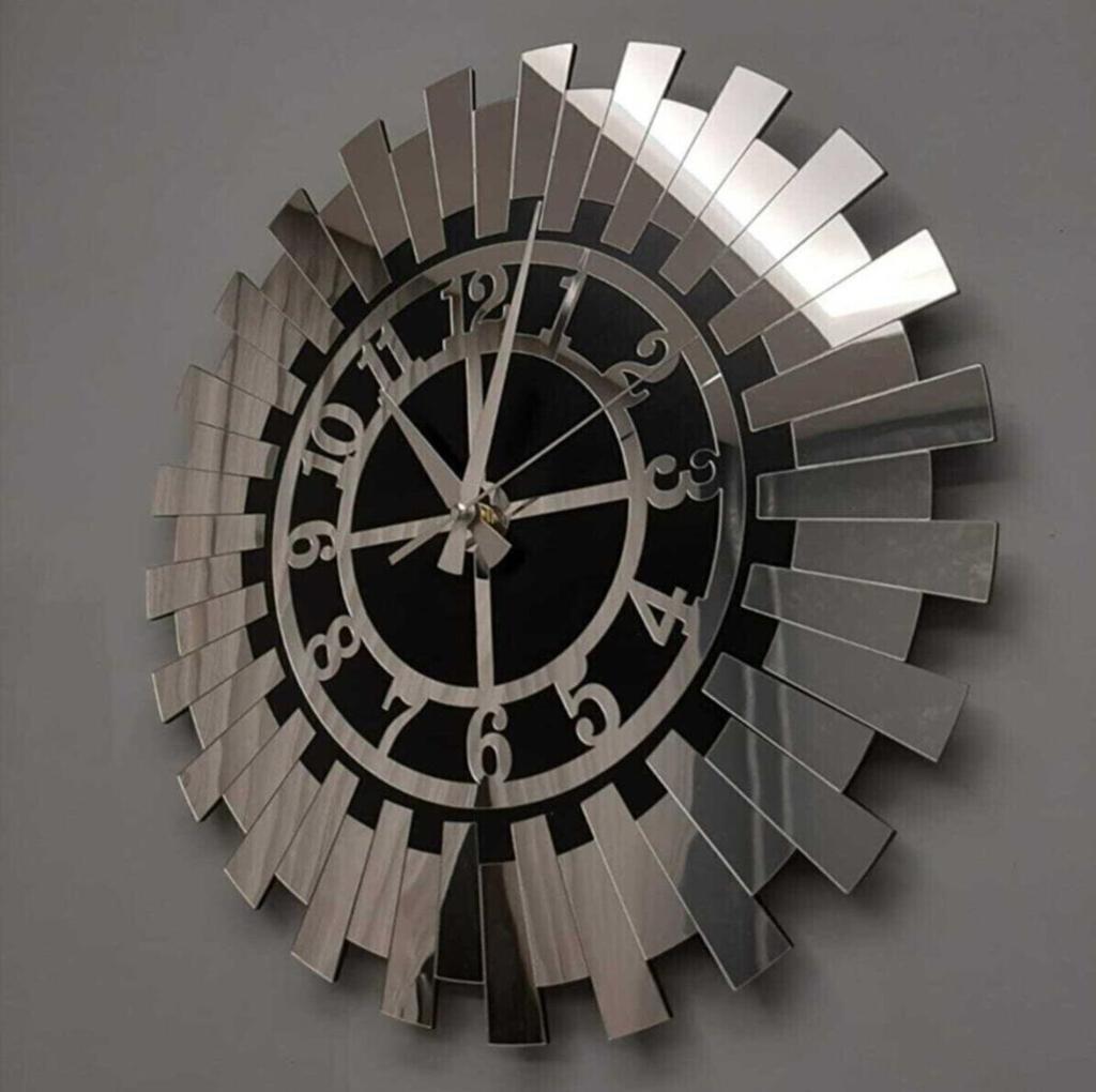 Moderne Wanduhr mit silberner Sonne, dekorative türkische Ziffern, MDF, verspiegeltes Plexiglas, 40 x 40 cm