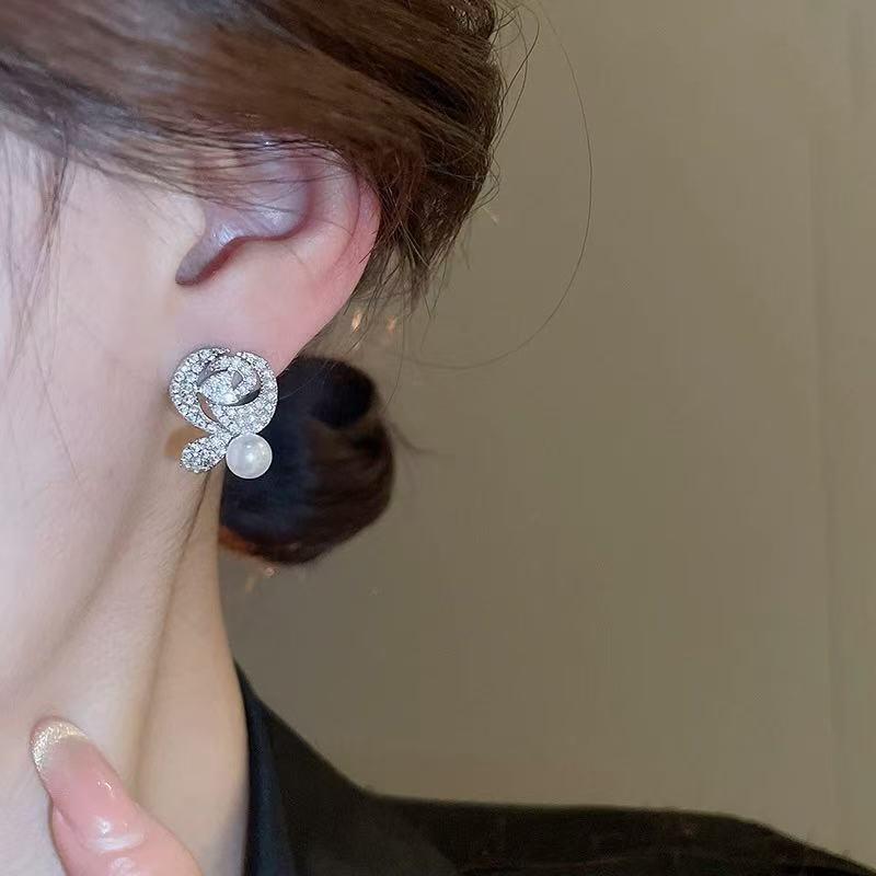 

Mosquito coil disc ear clips~ slightly inlaid with zirconium rose stud earrings pearl women s niche design earrings light luxury high-end sense