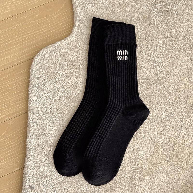 

Белые женские хлопковые носки до середины икры - Miu Style, Осень/Зима, Влагоотводящие, Однотонные, Японская вышивка One Size (Individual Packaging) чёрный