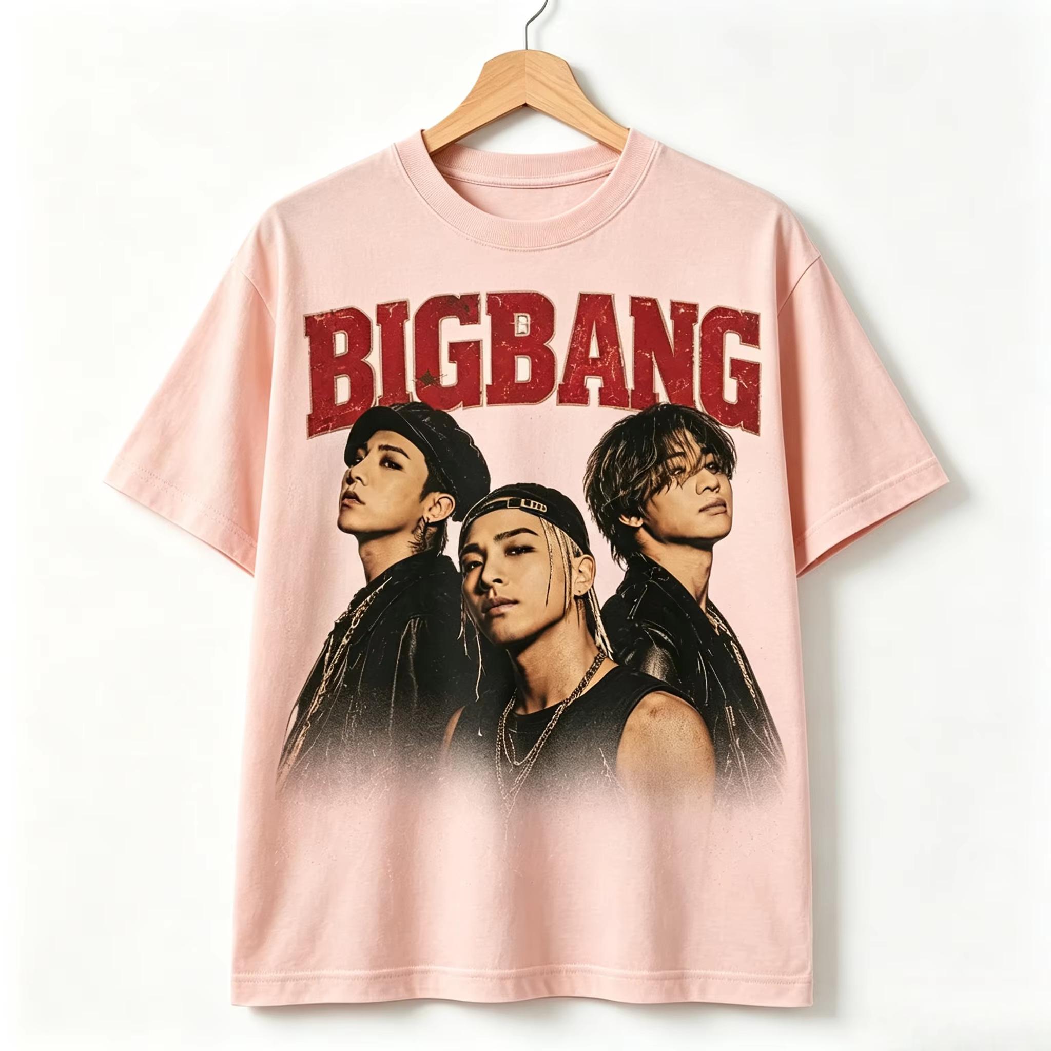2026 Vintage BIGBANG Kpop Gruppenporträt Grafik T-Shirt Y2K Retro Übergroß Kurzarm Freizeitkleidung Atmungsaktive und Bequeme Kleidung M beige