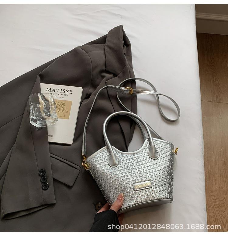 

Популярные в этом году плетеные нишевые сумки женские 2025 новая модная универсальная сумка-мессенджер текстурированные портативные сумки-ведра