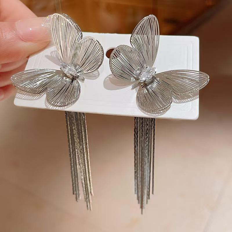 

Europe and the United States exaggerate two butterfly tassel stud earrings, personalized niche design, exquisite fashion earrings,heavy industry 925 silver needle