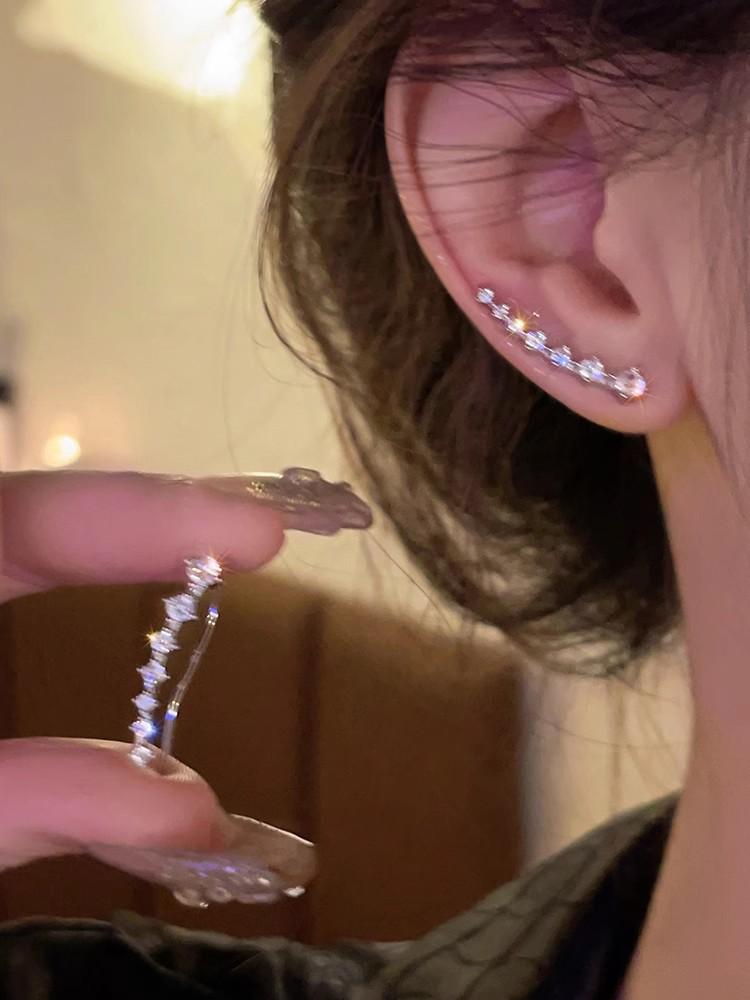 Sparkling 2025 Curved Earrings: Elegant, Light Luxury Studs with Unique Design for Women