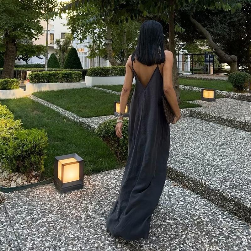 Элегантное однотонное женское платье-слинг с V-образным вырезом — фото 5