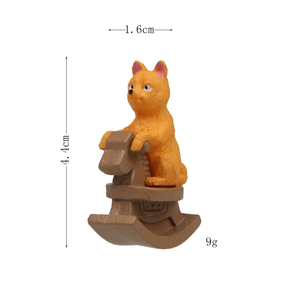 Shiba Inu auf einem Holzpferd Mikro-Landschaftsspielzeug aus PVC für Schreibtischdekoration und Sammler