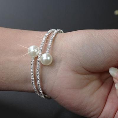 Bracciale aperto da donna con strass multistrato e polsino con perle finte
