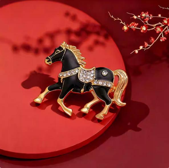 Alloy enamel drip oil water diamond horse brooch exquisite clothing women s jewelry versatile accessories чёрный