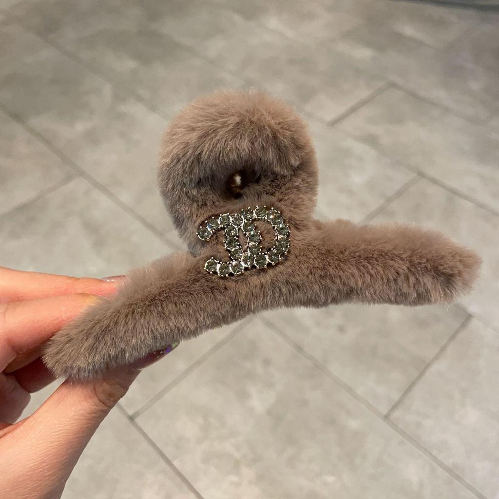 Jesienno-zimowa pluszowa spinka do włosów z imitacji futra królika z literą z cyrkonii