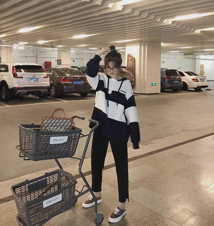 Stylish Cotton Maternity Suit: Belly-Concealing Hooded Pullover with Contrasting Colors