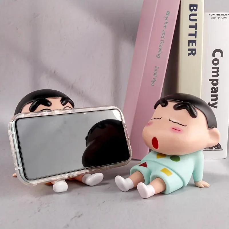 Figurines Crayon Shin-Chan Support de Téléphone Kawaii Anime Ornements de Bureau Dessin Animé Regarder la TV Support de Téléphone Décorations Mignonnes Poupée
