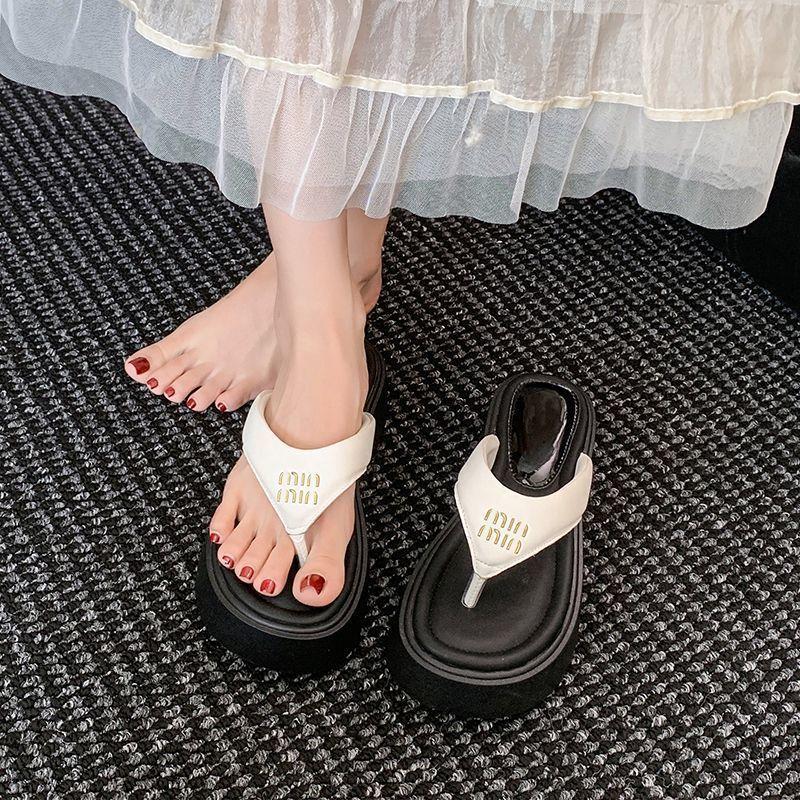 Thick-bottomed flip-flops for women's outer wear 2025 summer new models to increase height, fashion, high-end sense, casual beach pinch feet,