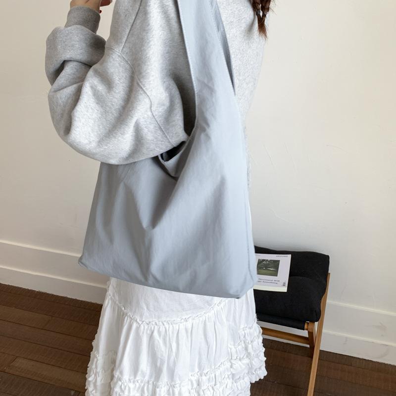 Retro casual commuter tote bag women's 2026 spring new texture niche simple shoulder armpit bag